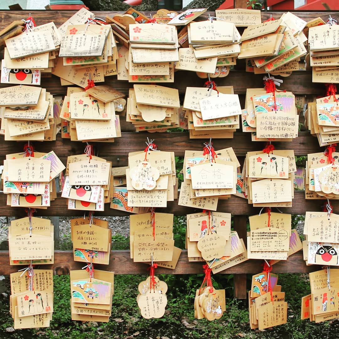 Tablas de madera Ema donde se escriben los deseos para los kami