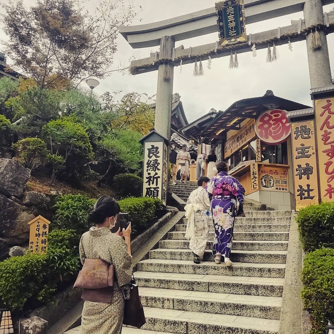El santuario Kiyomizu-dera está en lo alto de una montaña en Kioto y es Patrimonio de la Humanidad