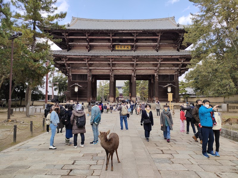 Nandai-mon, la gran puerta del sur en el templo Todai-ji en Nara