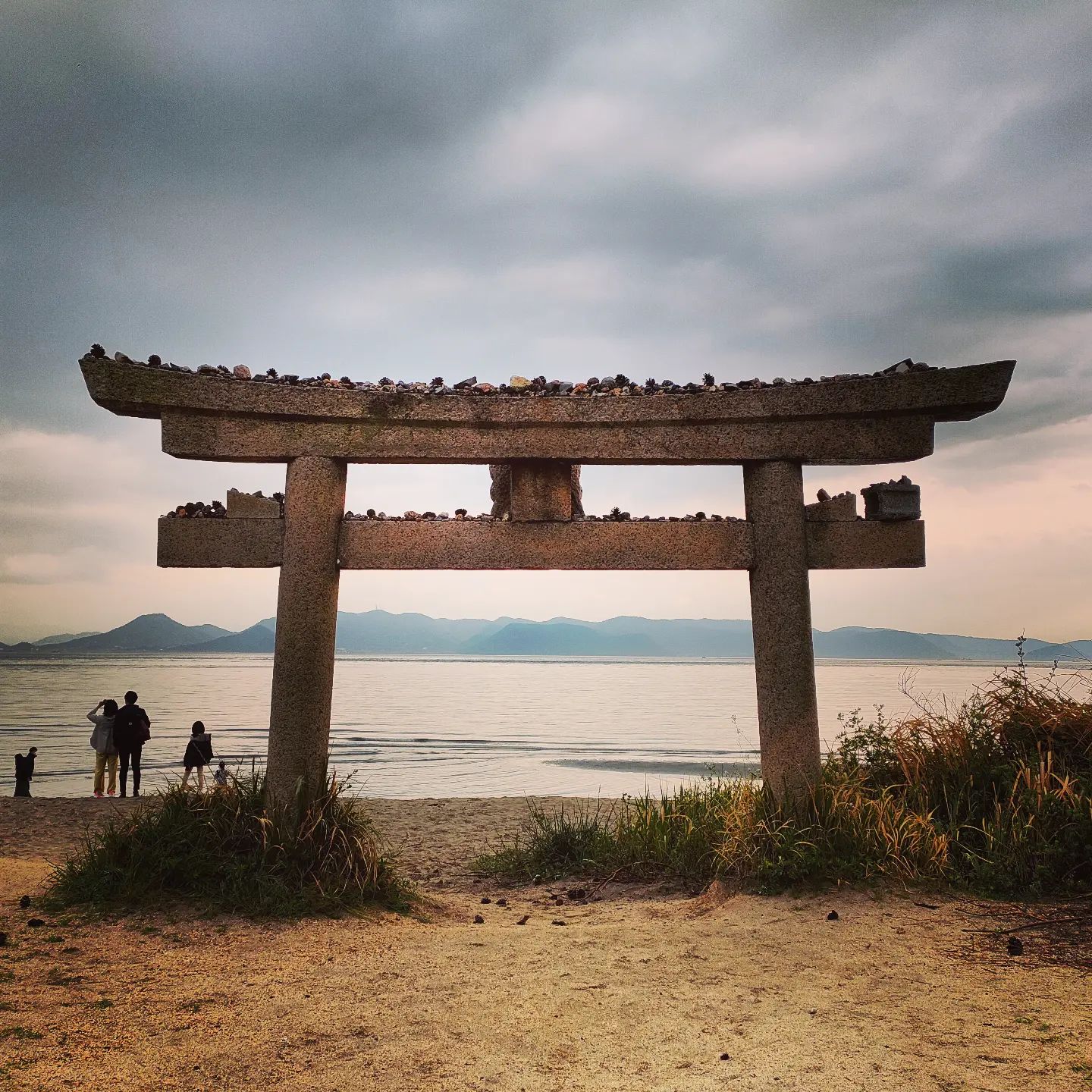 Torii en la playa de Naoshima, cerca del museo de arte Benesse