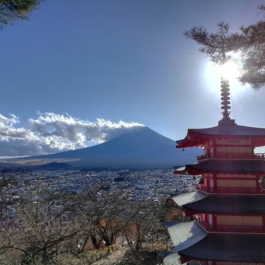 Foto clásica del monte Fuji desde la Pagoda Chureito en Fujiyoshida
