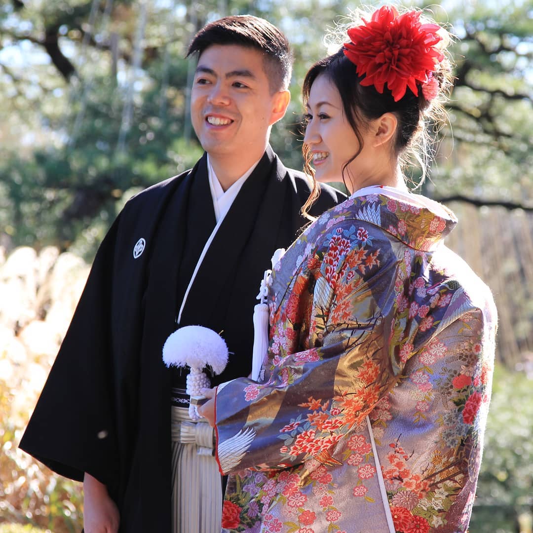 Novios haciéndose las típicas fotos de boda en los jardines de Kenroku-en, Kanazawa